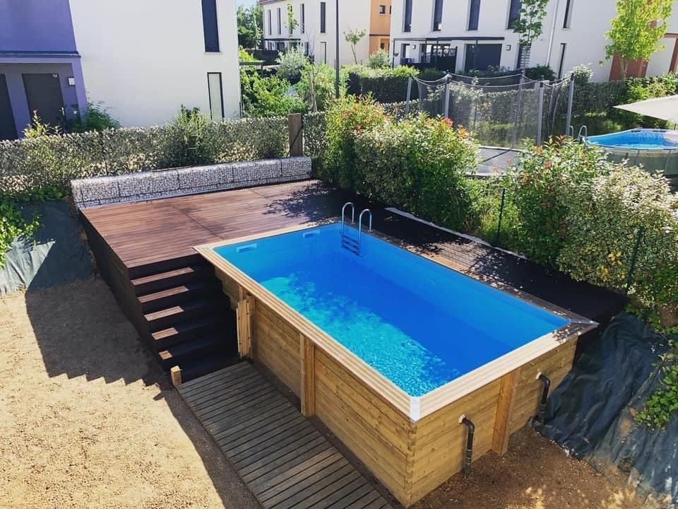 Piscine en bois avec plage